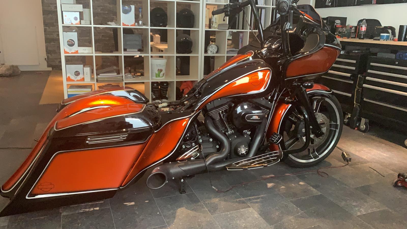 Harley Davidson Roadglide candy tangerine oranje glitters met zwart accenten custom paint