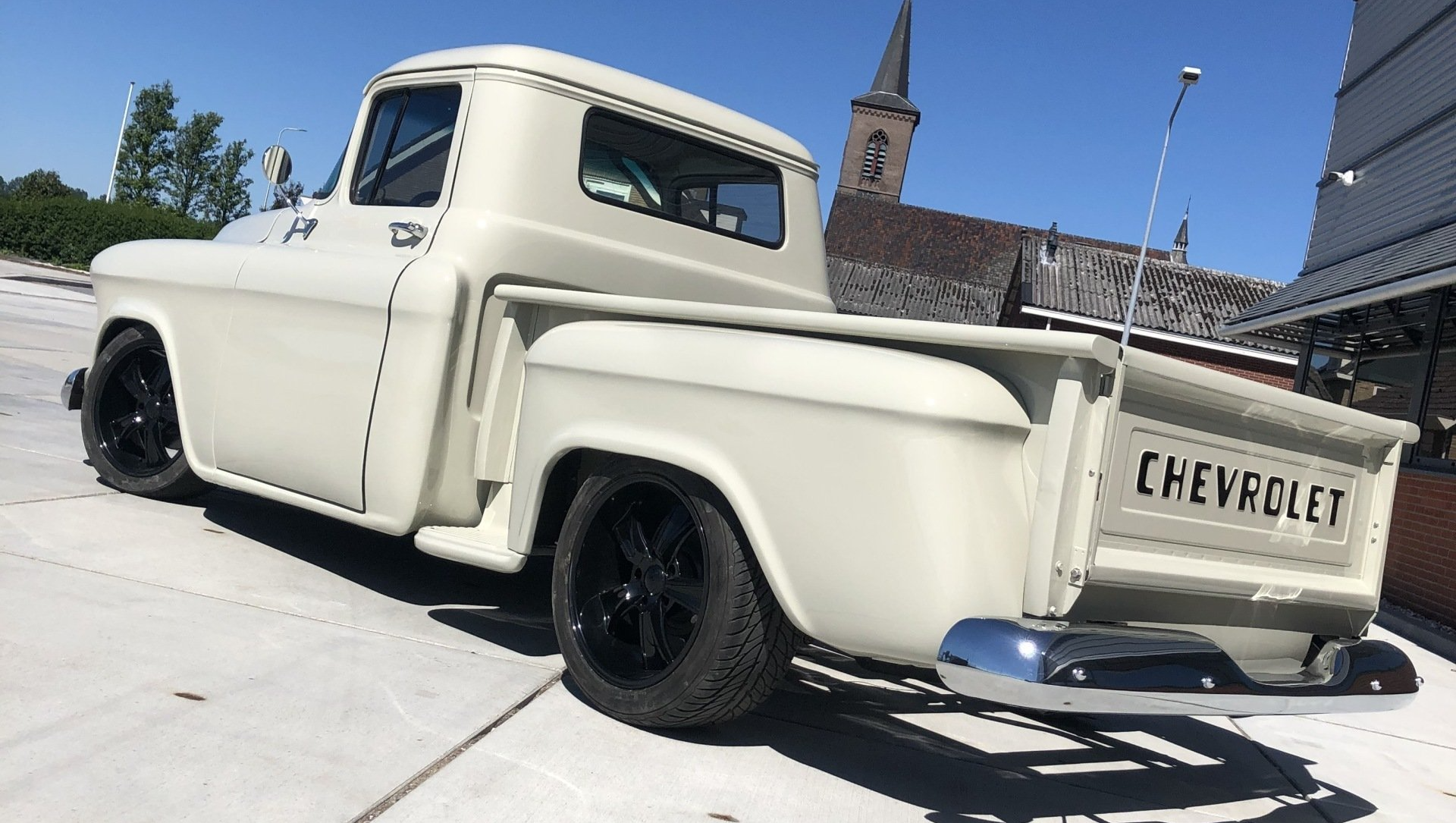 Een witte Chevrolet-truck staat geparkeerd op een parkeerplaats