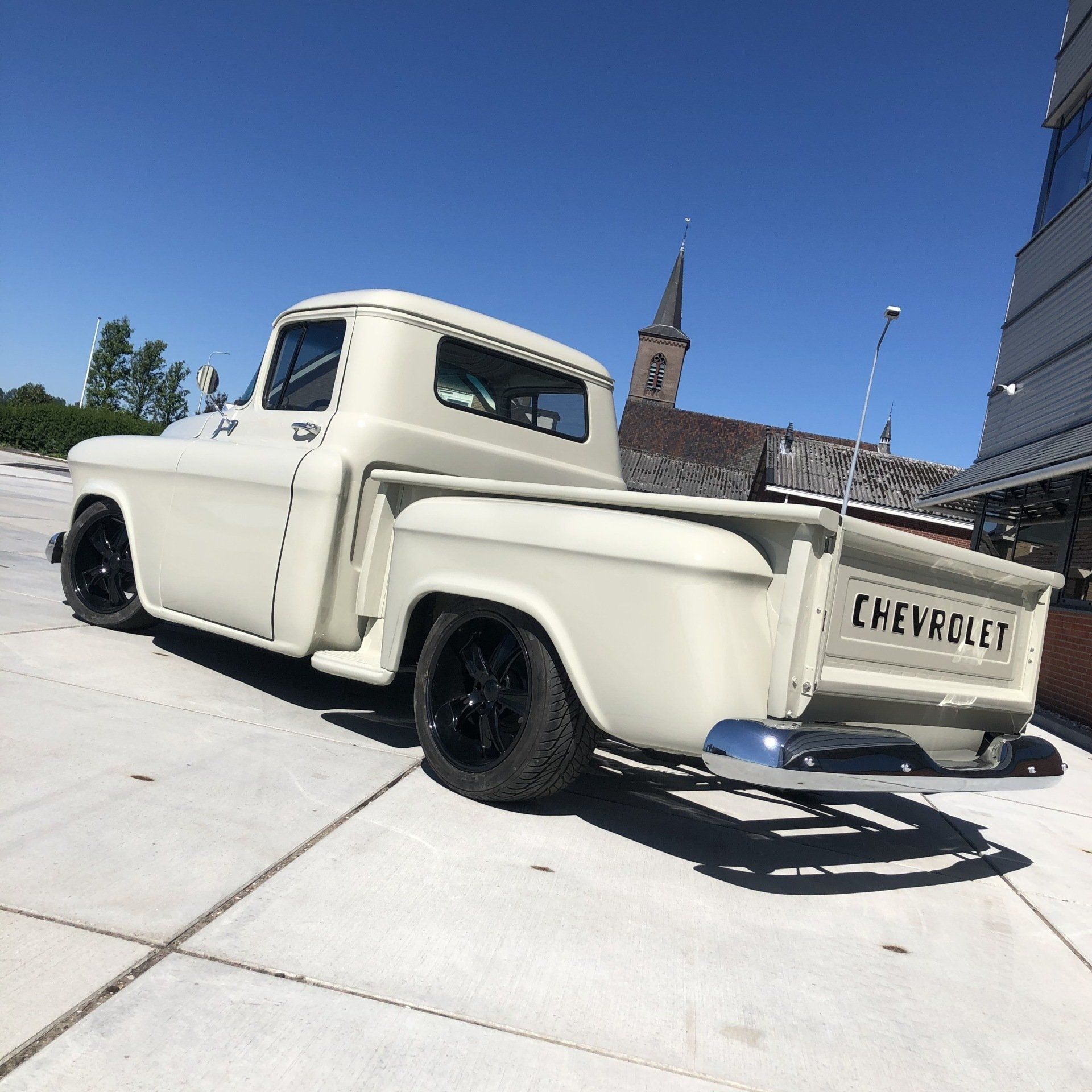 1957 Chevrolet 3100 stepside pickup gerestaureerd grijs met zwarte accenten