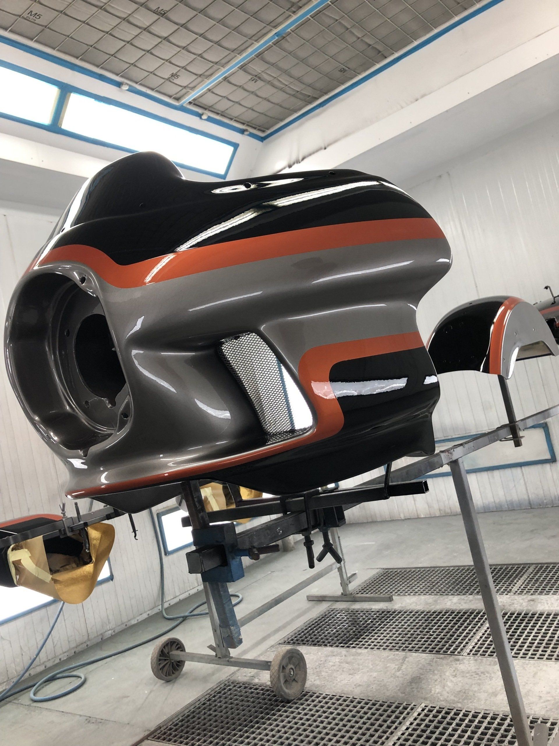 harley davidson onderdelen zwart grijs oranje strepen in spuitcabine