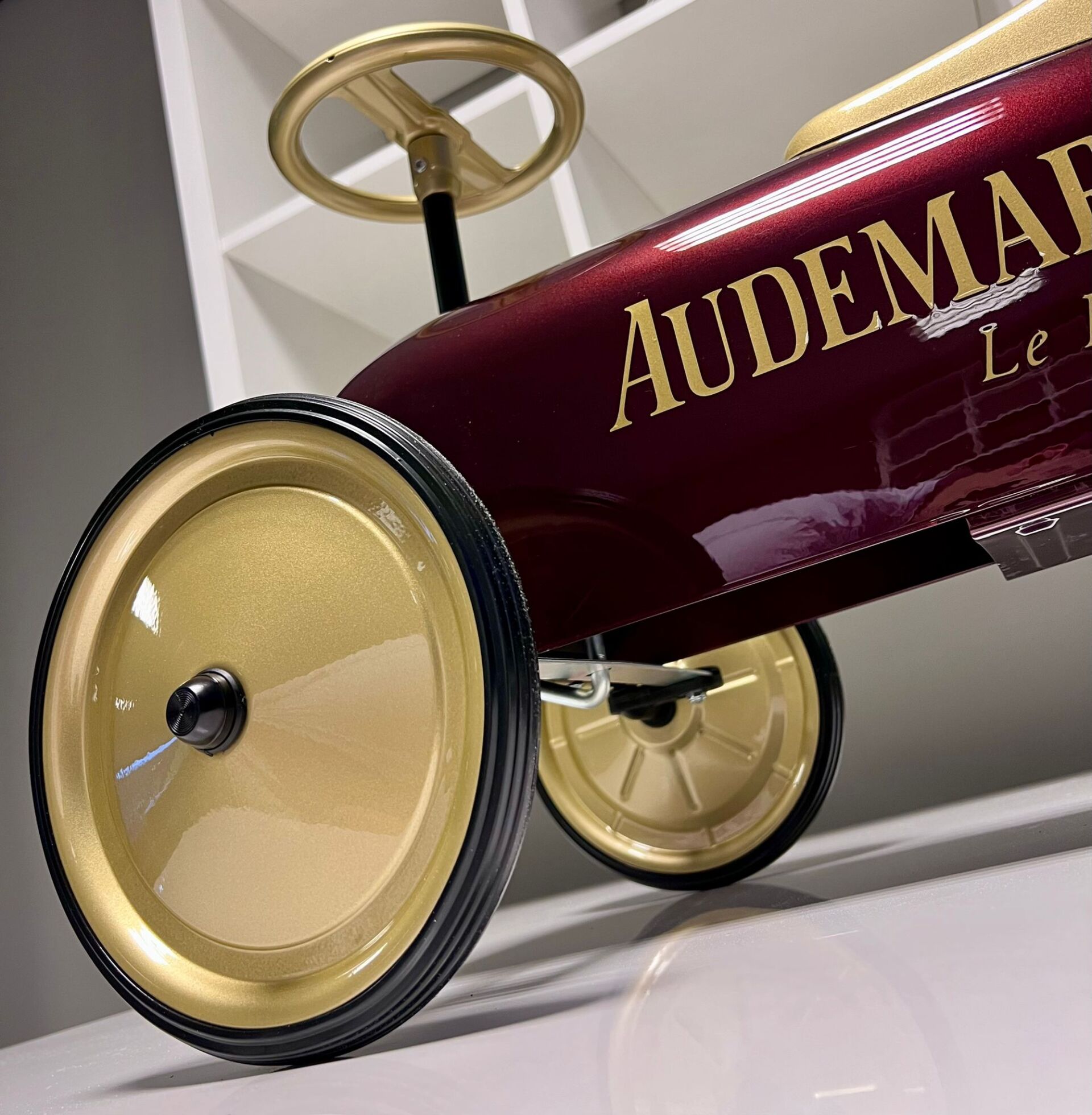 retro loopauto bordeaux rood met bbs goud accenten audemars piguet logo