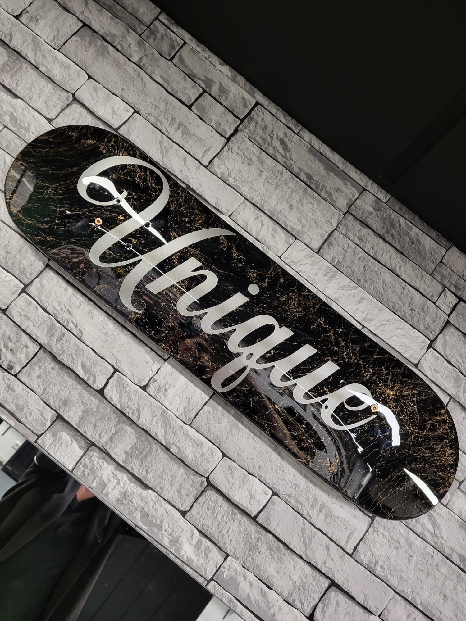 custom skateboard goud marmer effect met bedrijfslogo
