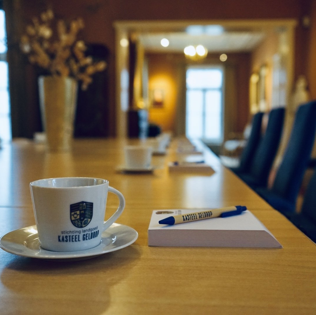 Een kopje koffie op een schoteltje met de tekst kasteelgroep