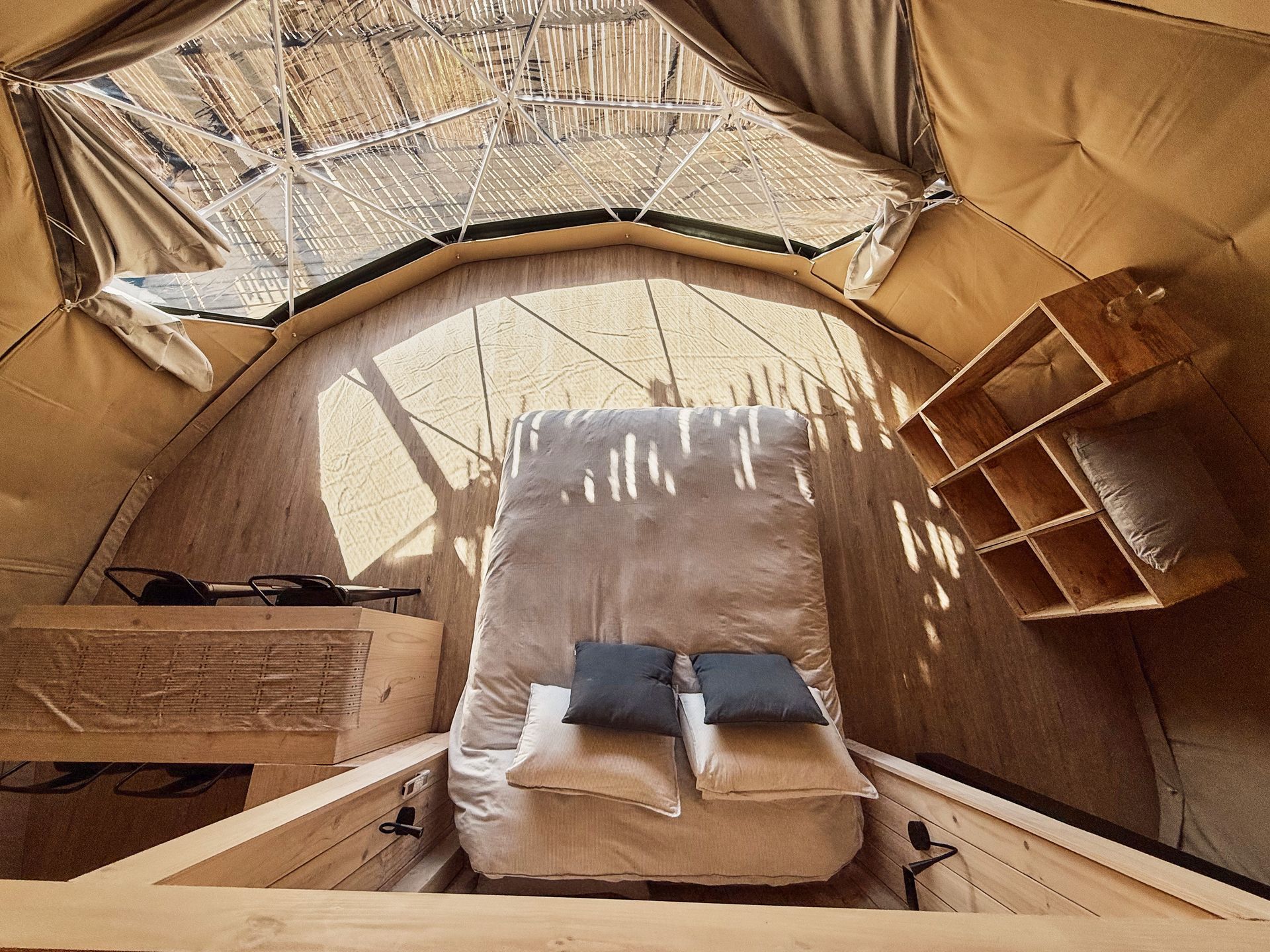 Interior de domo con camas, cocina y baño