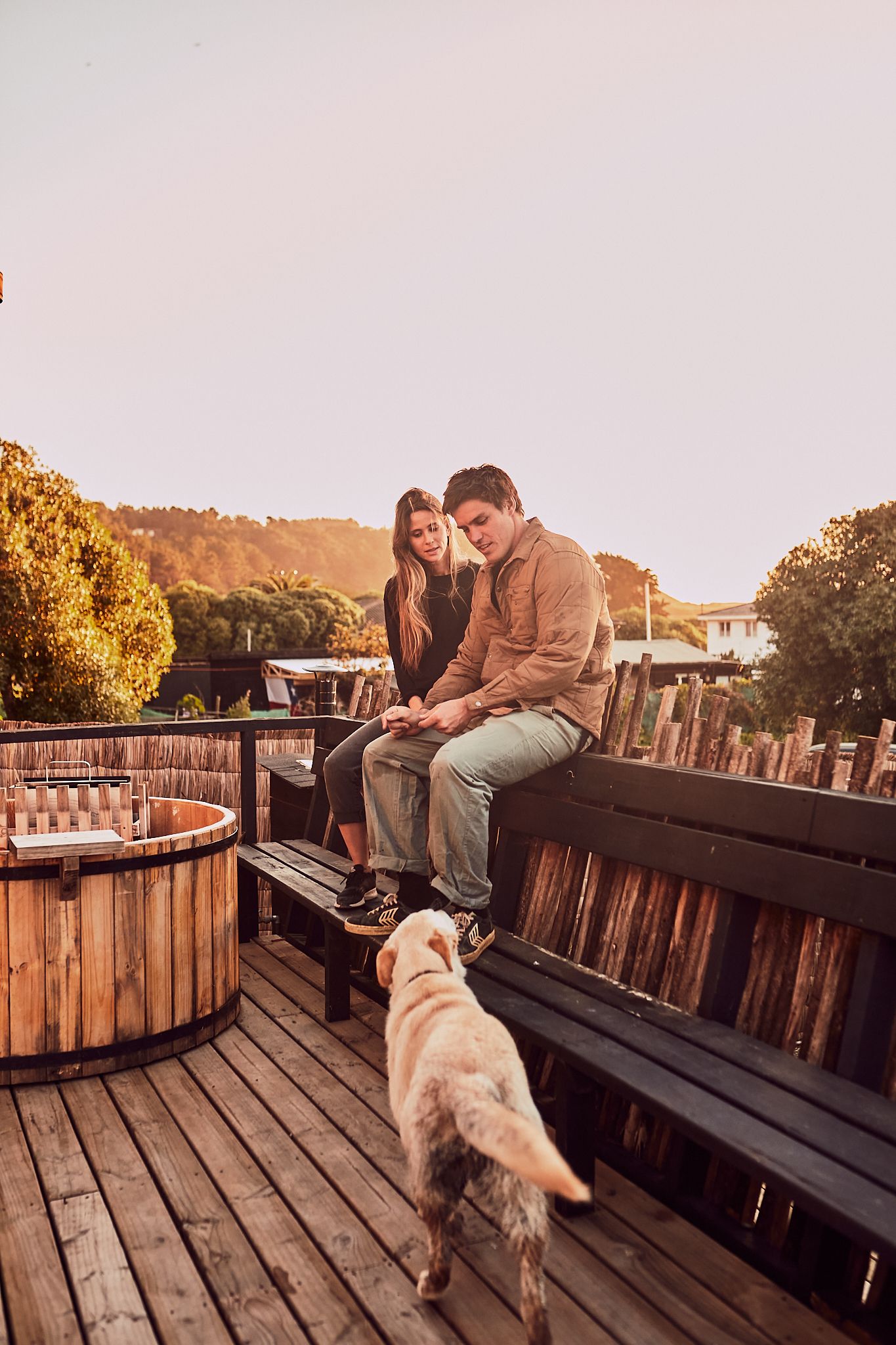 Pareja en una tinaja caliente al atardecer en Domos de Matanzas
