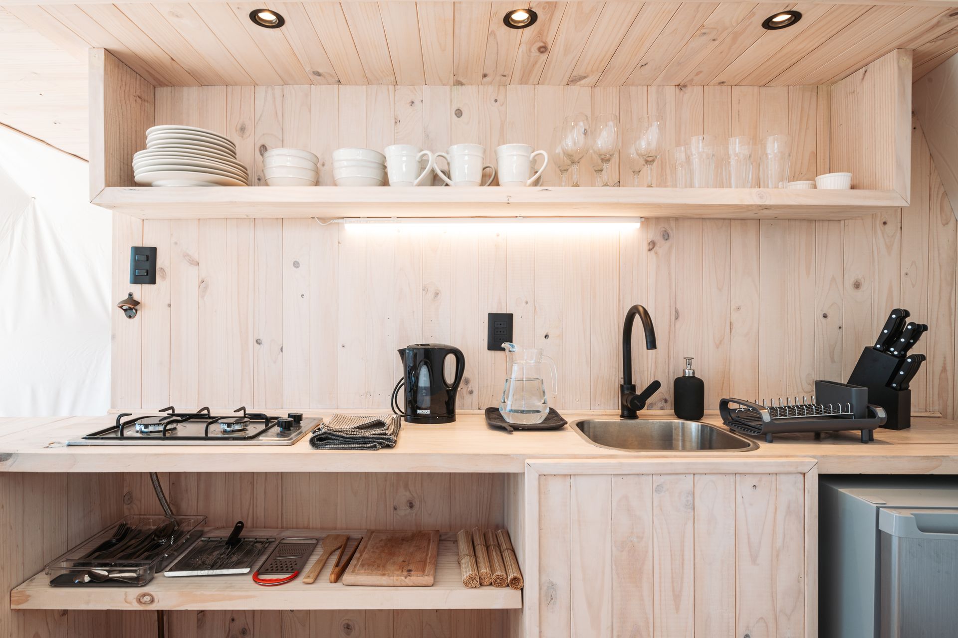 interior del domo con cocina equipada
