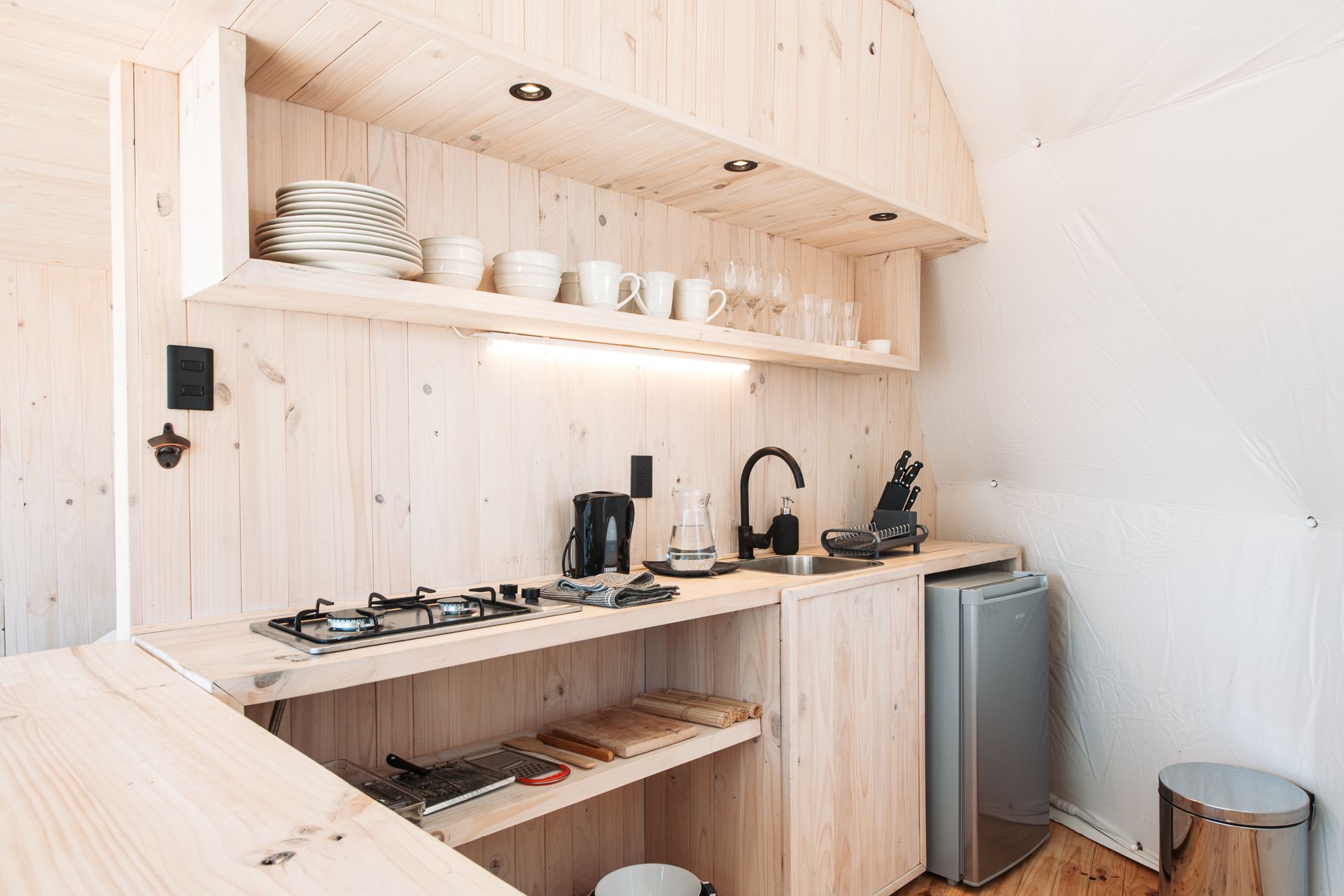 cocina equipada en domo glamping
