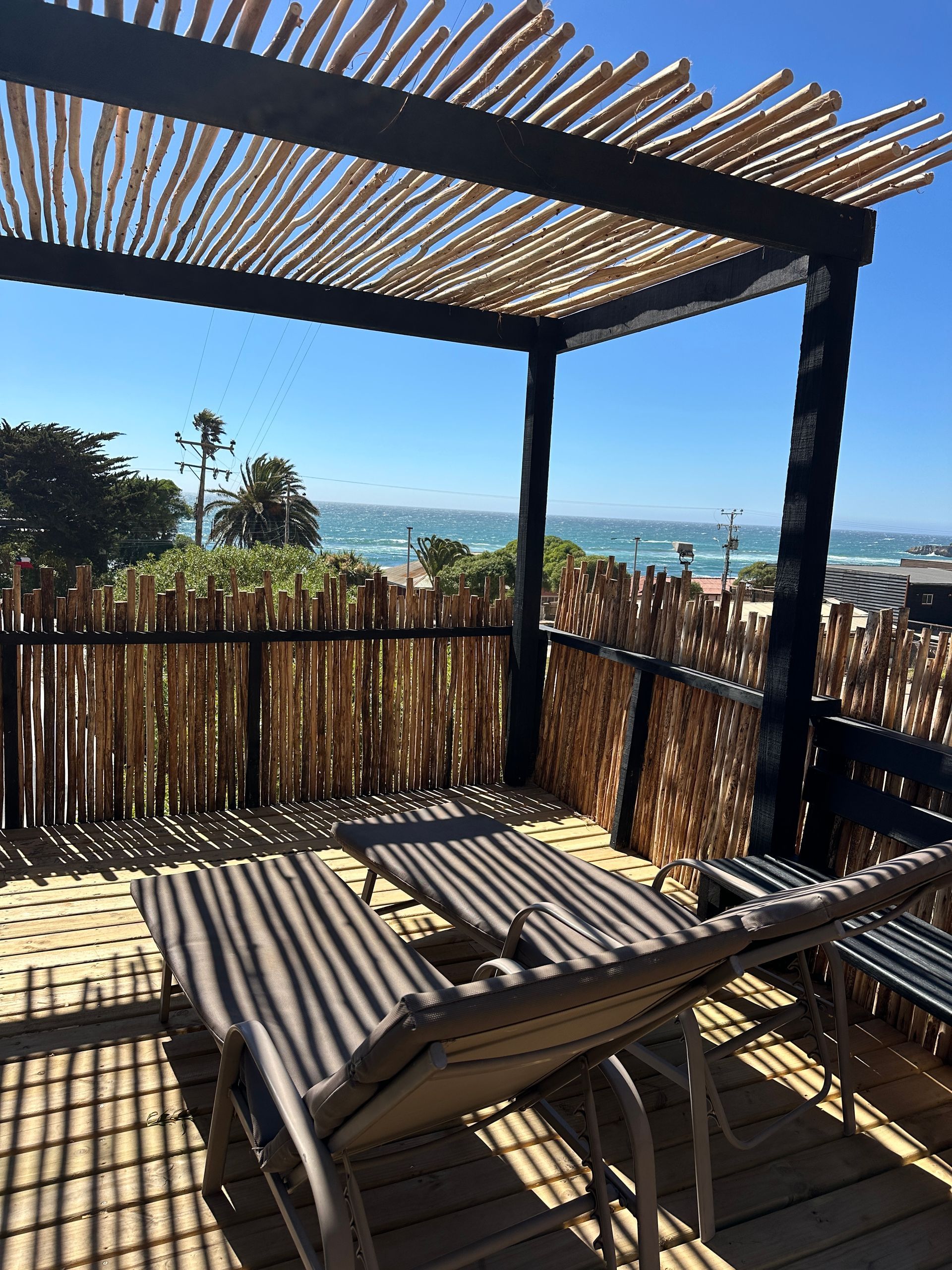 terraza de domo con dos reposerar y vista al mar