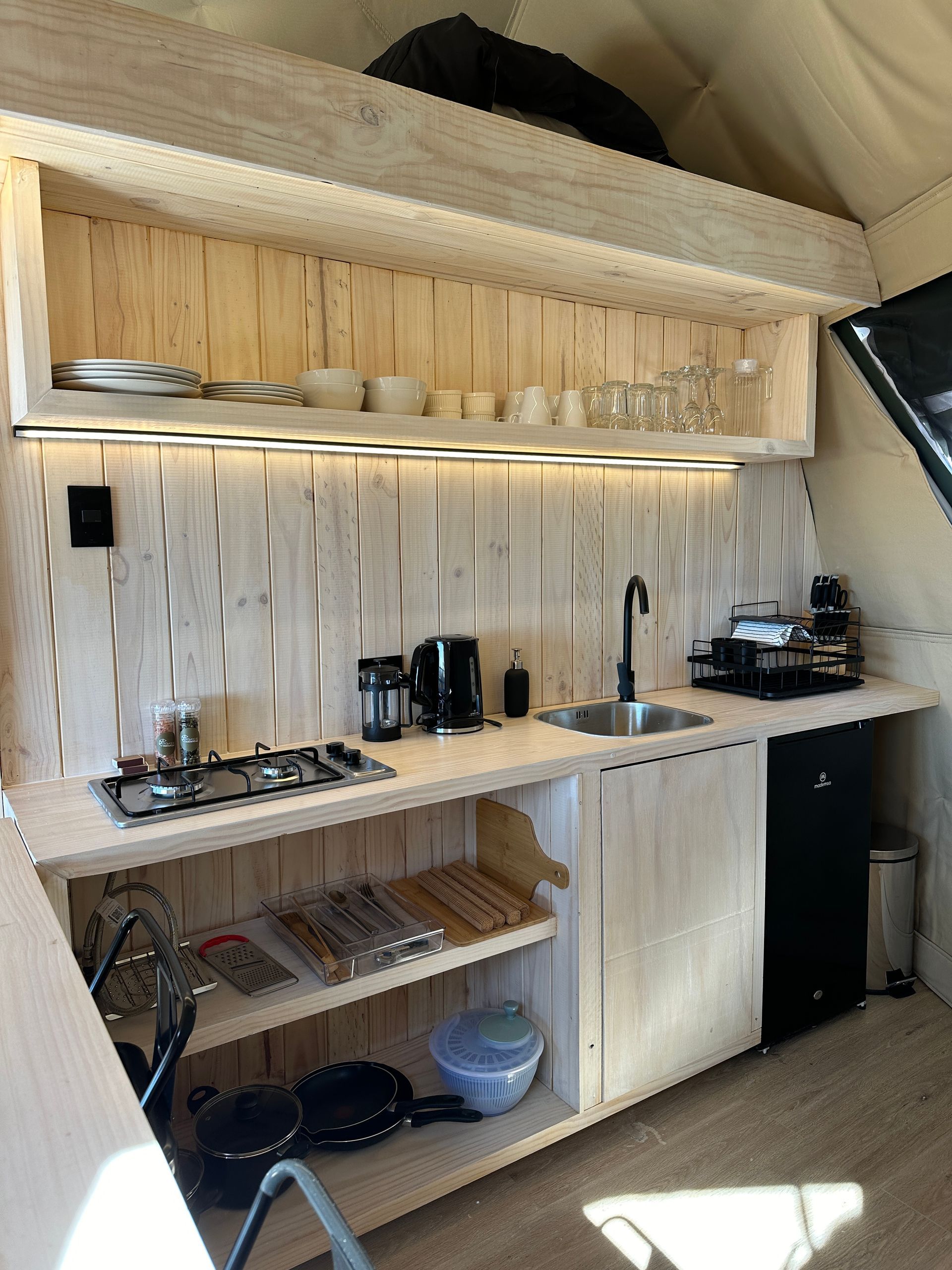 Cocina equipada en glamping