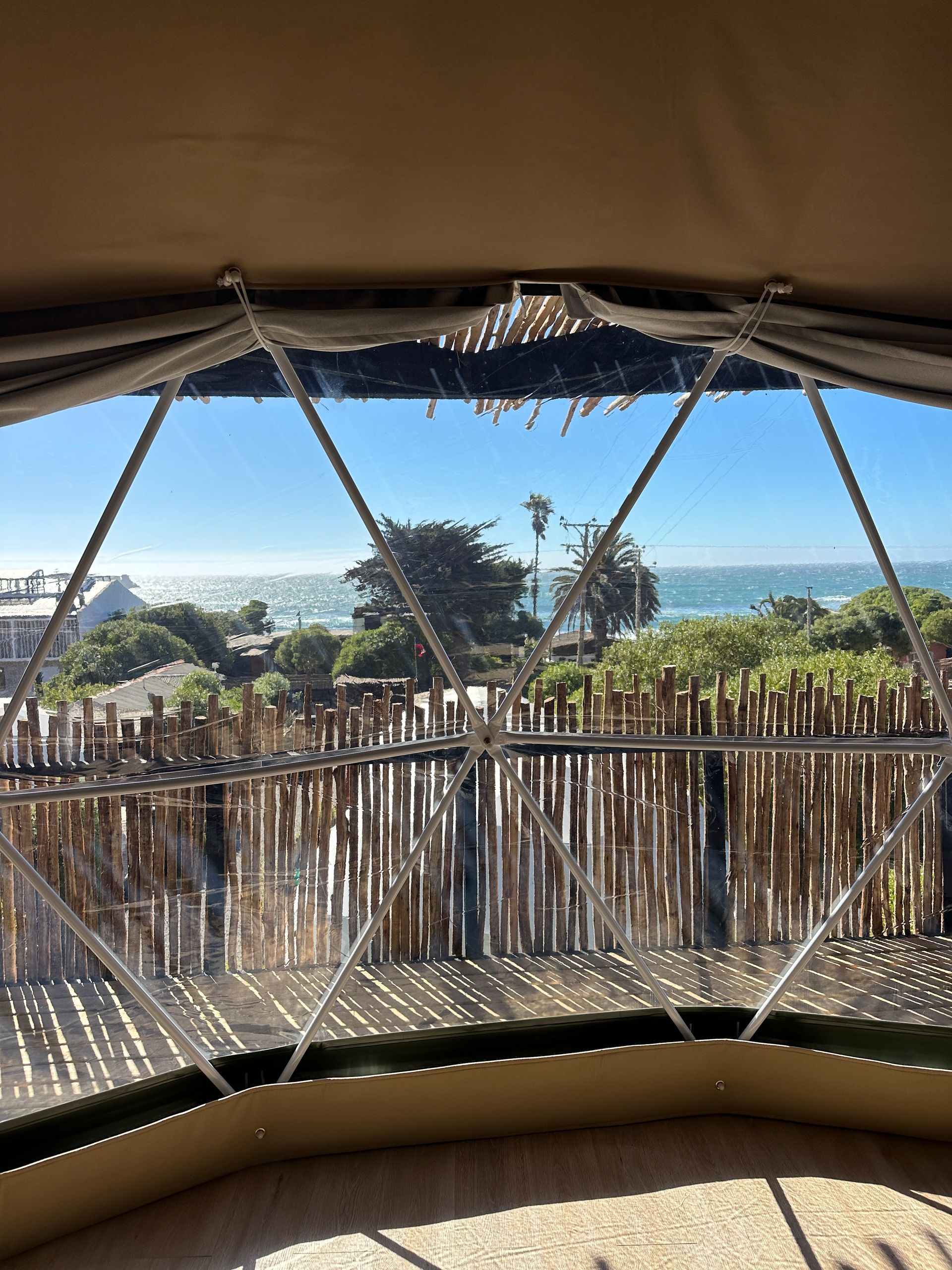 Vista desde la ventana al glamping domos de matanzas