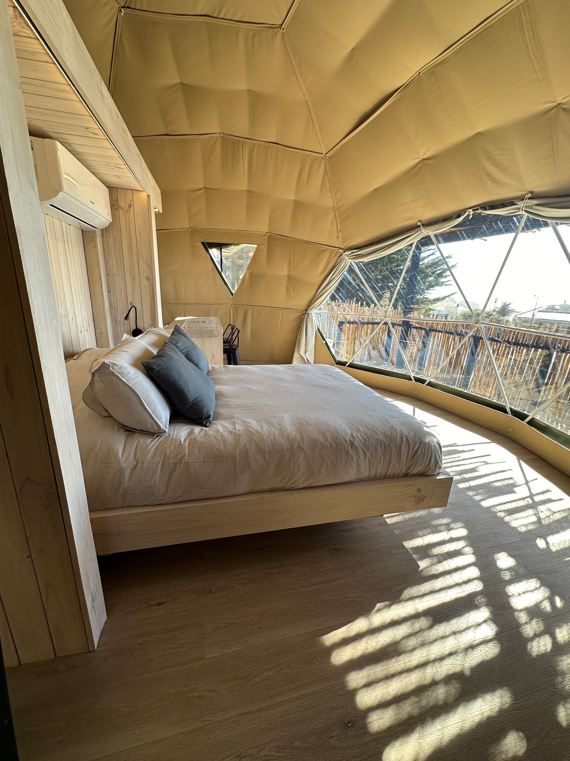 Interior de domo con camas, cocina y baño