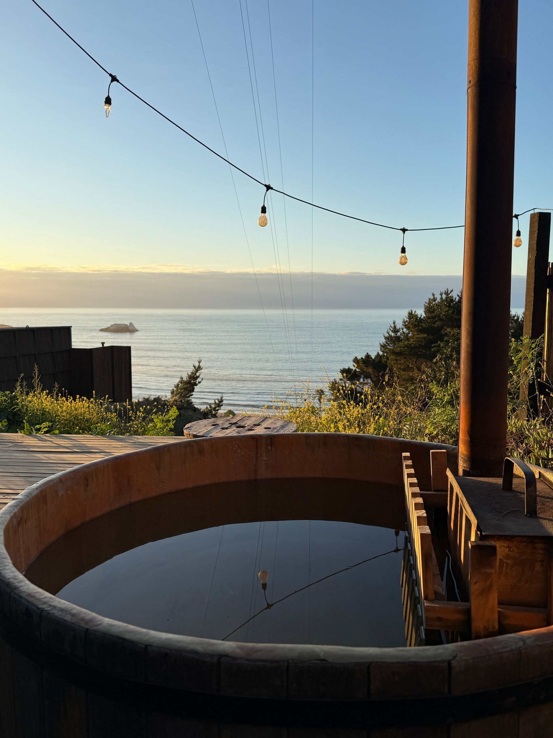 Vista al mar desde la tinaja en la cabaña para dos personas
