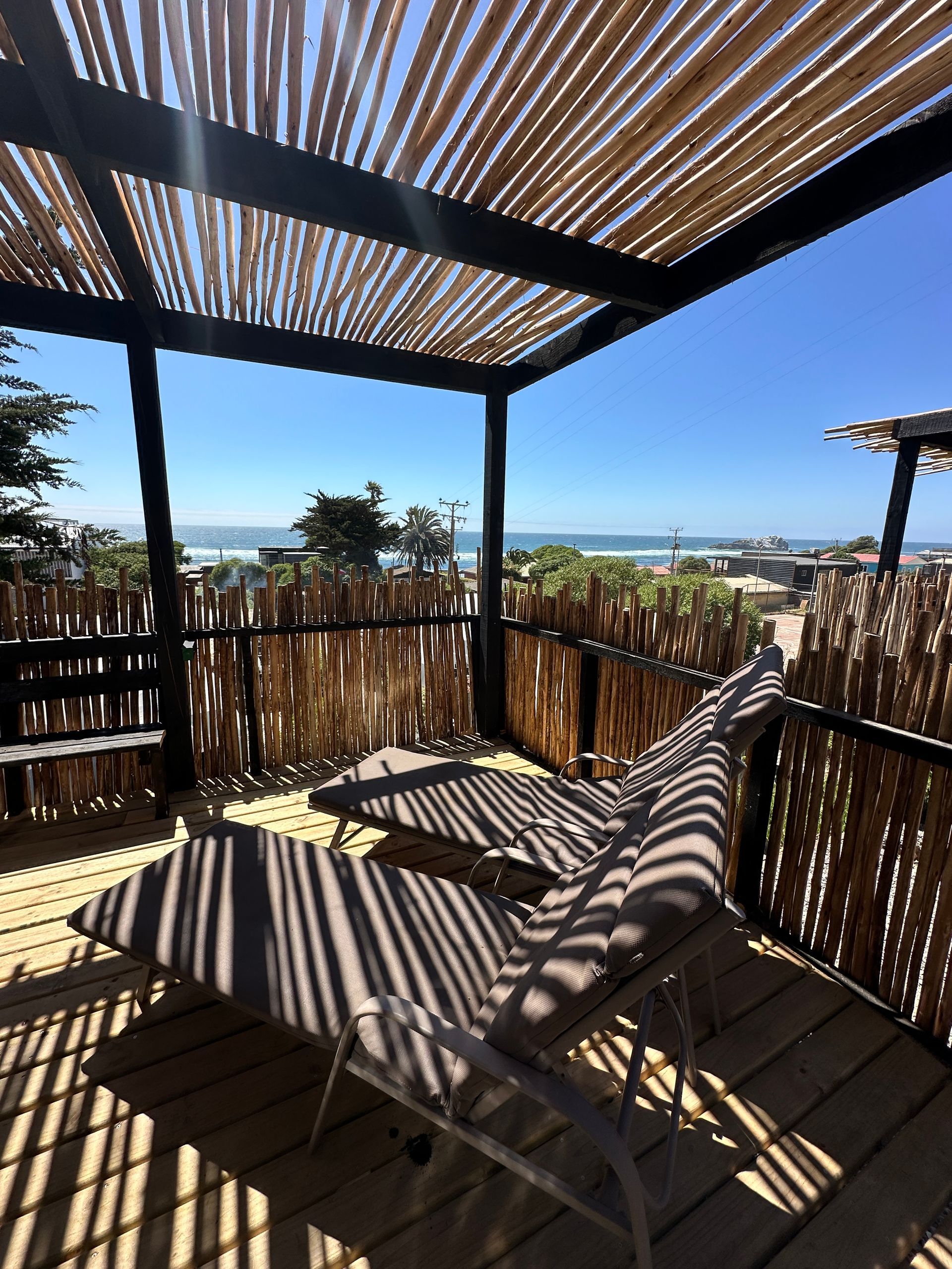 reposeras y vistas de dic en glamping domos de matanzas
