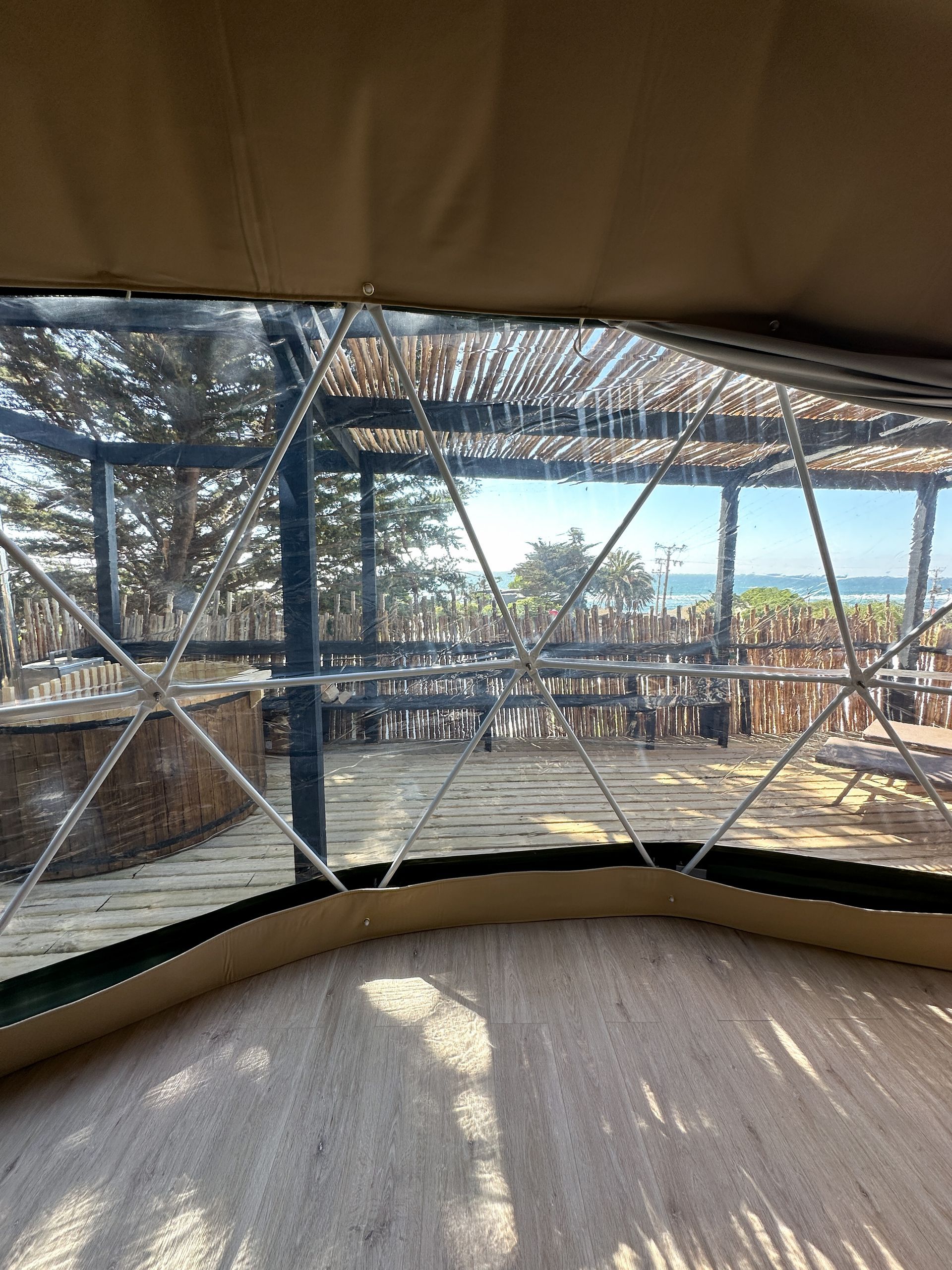 tinaja privada junto al domo en glamping domos de matanzas y vistas al mar y reposeras
