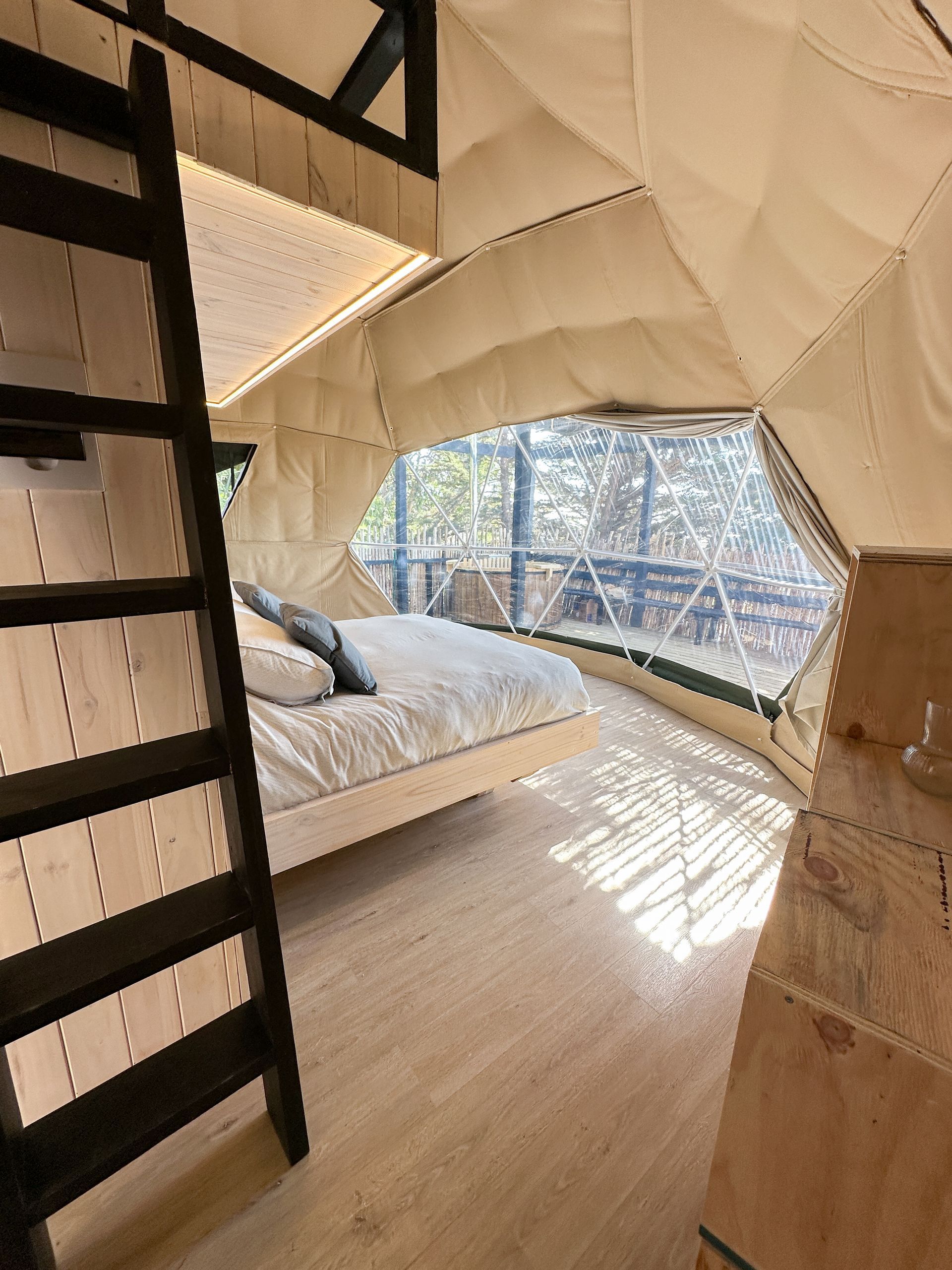 Interior de domo con camas y escaleras Domos de Matanzas Glamping 