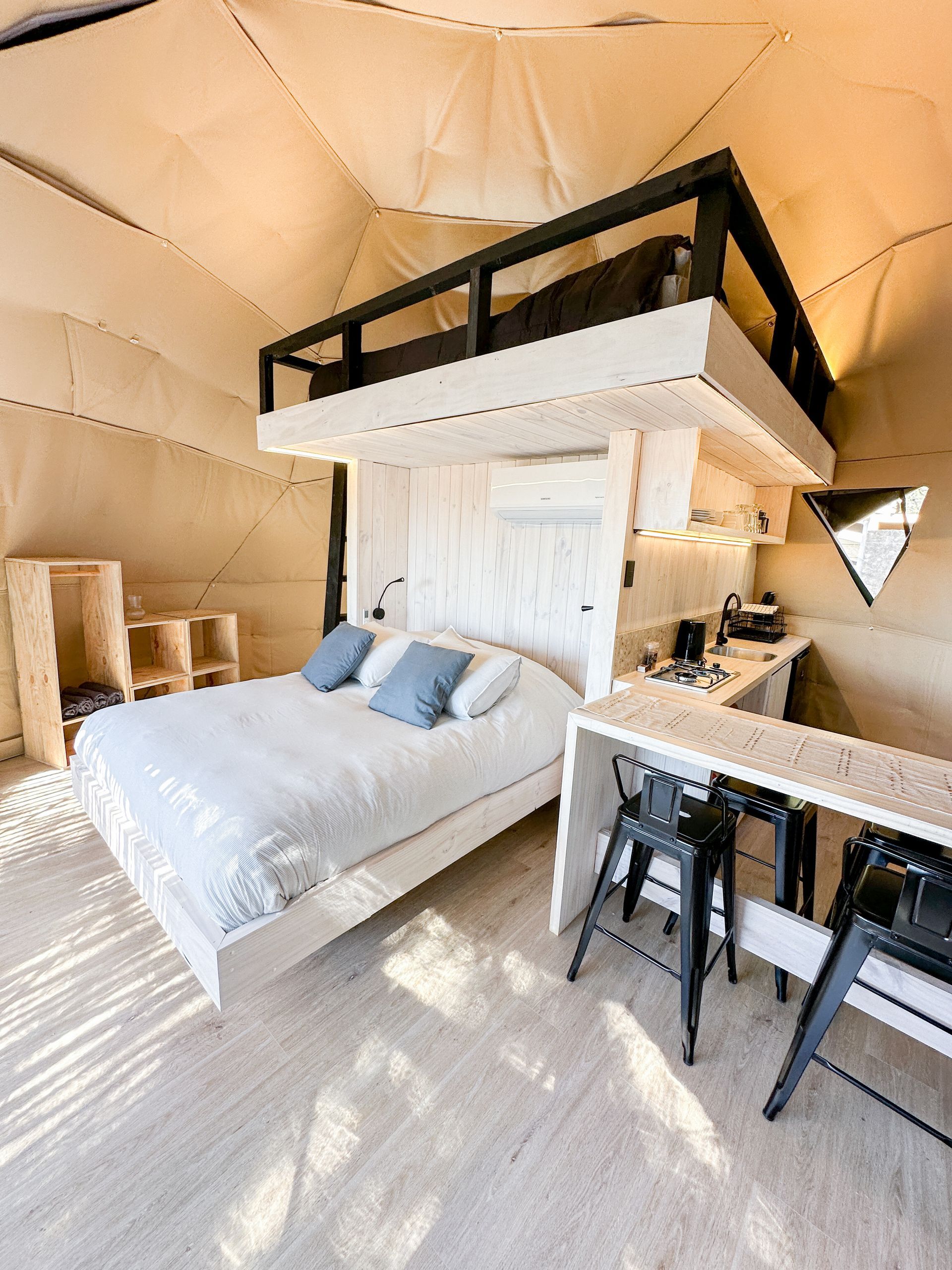 Cama matrimónial en glamping domos de matanzas