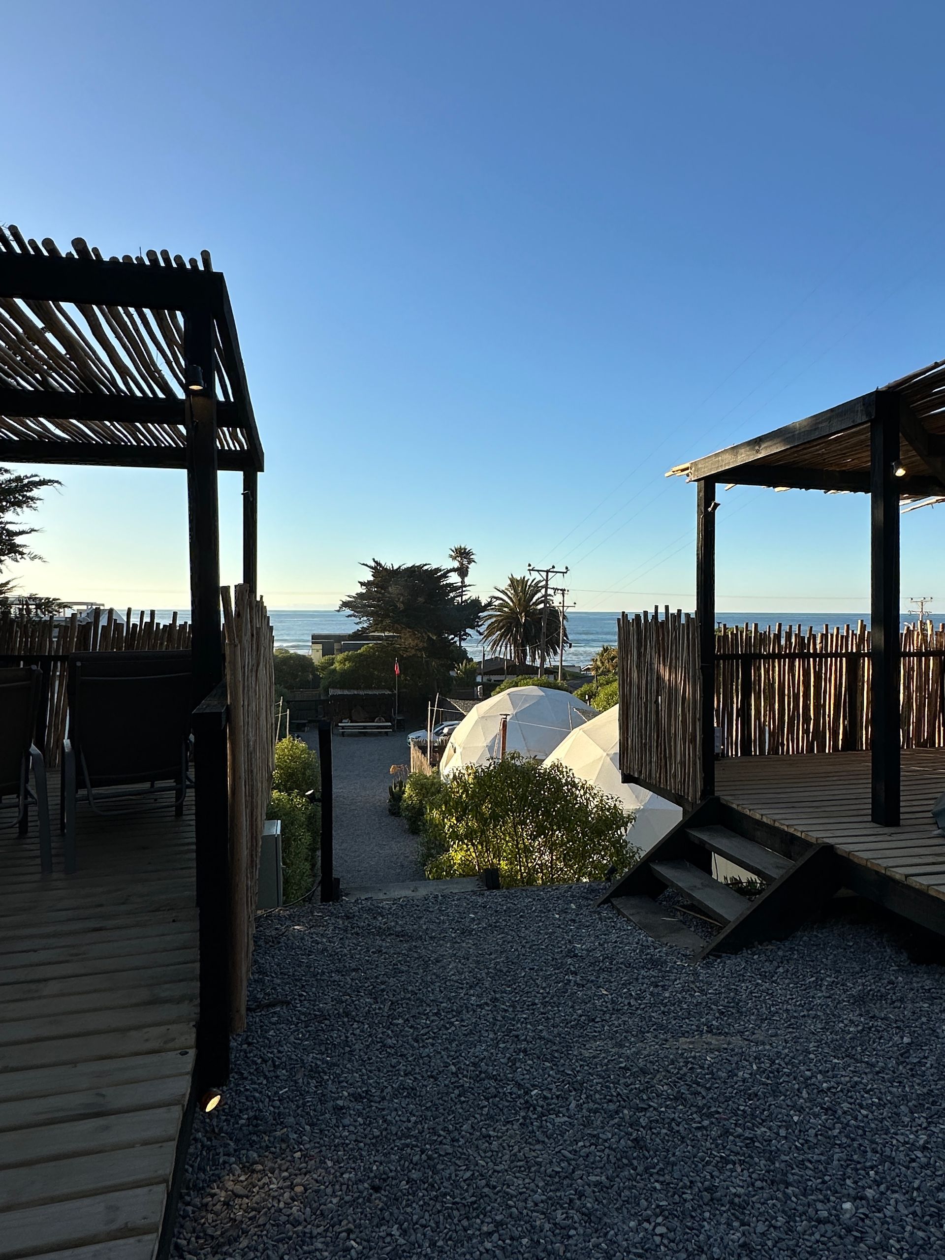 Vistas al mar  entre dos domos en glamping en matanzas