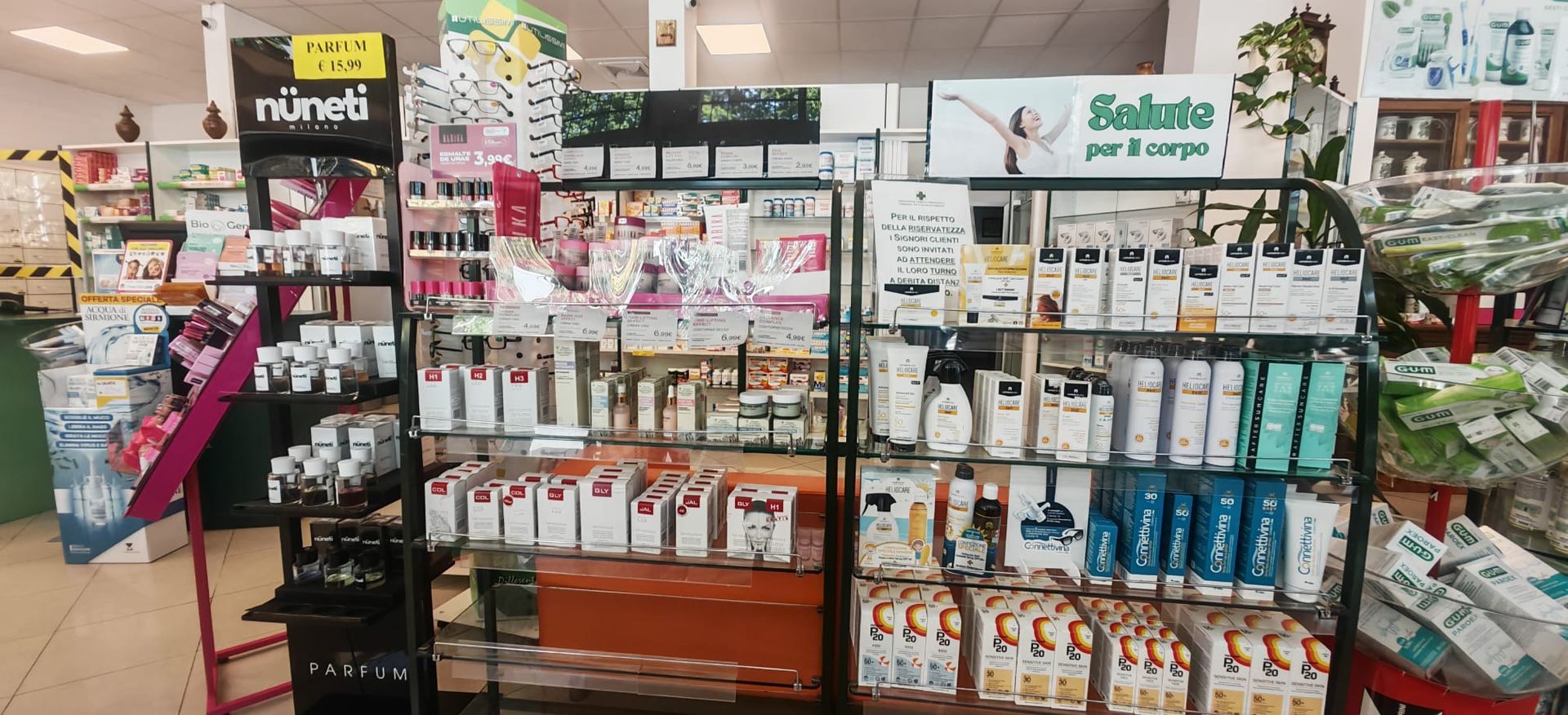 Scaffali di un negozio di bellezza pieni di prodotti per la cura della pelle e cosmetici.