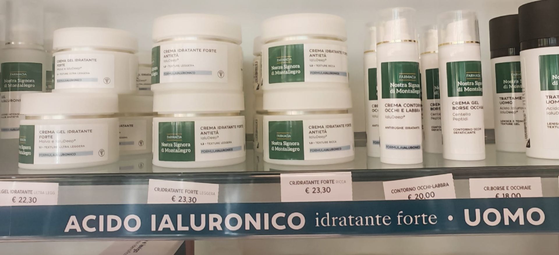 Scaffale di vasetti e flaconi cosmetici bianchi con l'etichetta