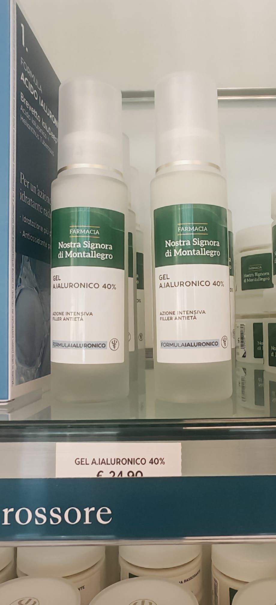 Due flaconi spray bianchi con etichette verdi su uno scaffale di un negozio.