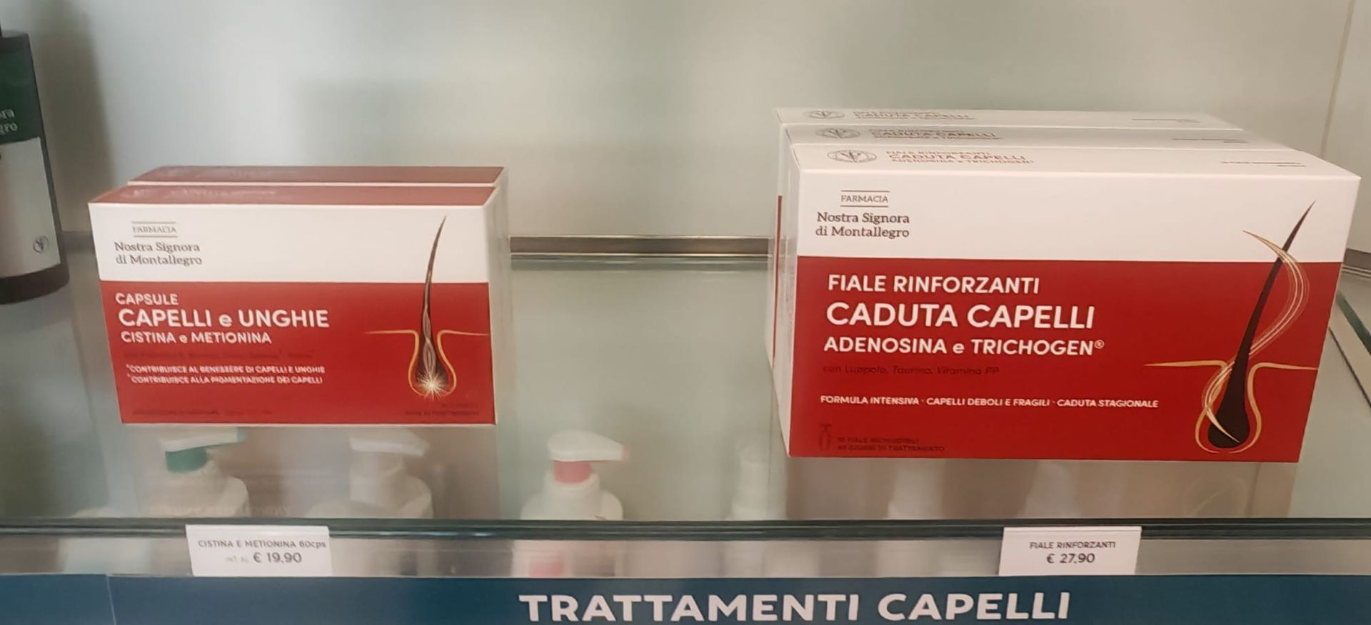 Scaffale di prodotti per la cura dei capelli in confezioni rosse e bianche con l'etichetta