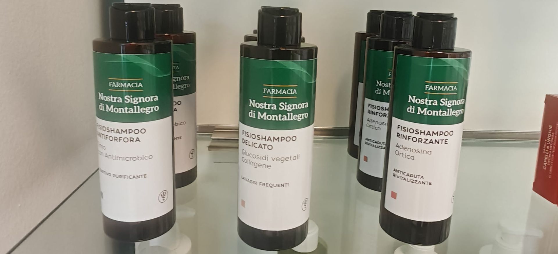 Diverse bottiglie di reagenti verdi e bianche su uno scaffale del laboratorio.