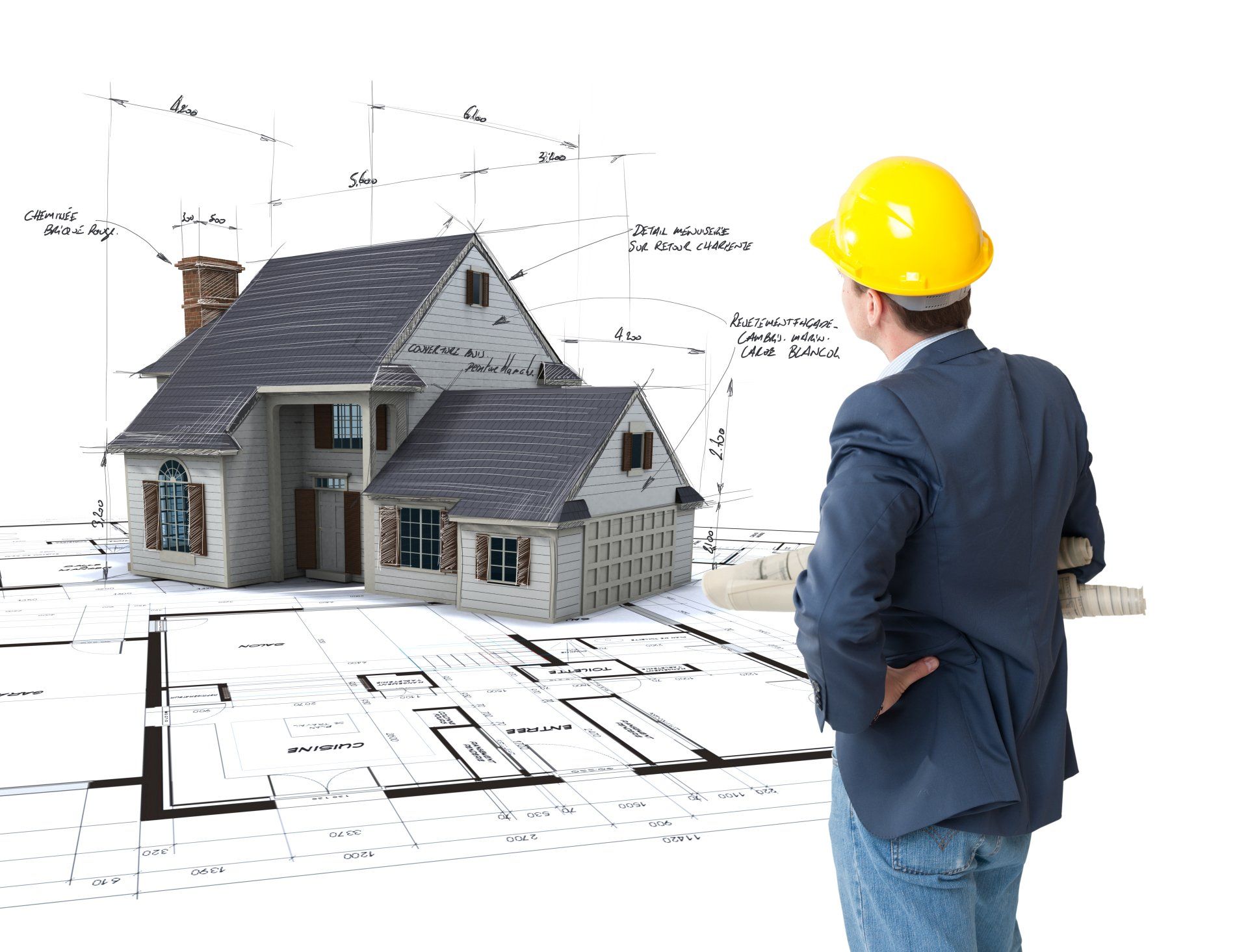 Un architecte portant un casque de chantier examine des plans de maison, avec une maquette 3D de la maison en arrière-plan.