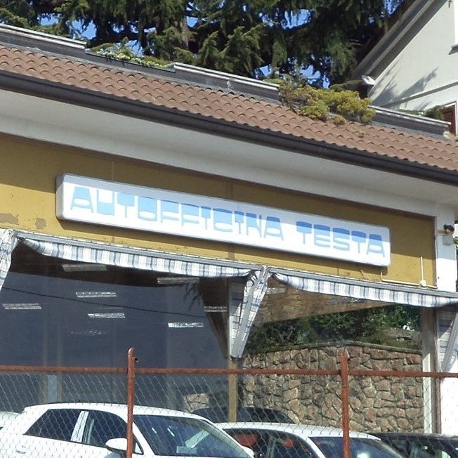 Vetrina con insegna blu 