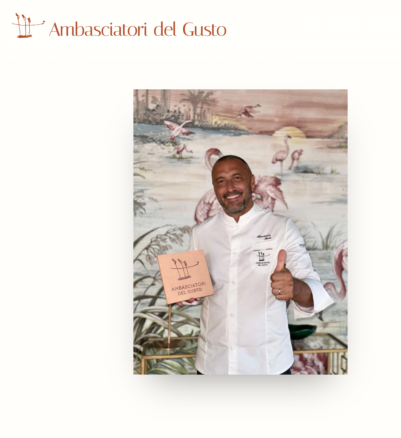 Un chef en blouse blanche brandit un prix, pouce levé, devant une fresque de flamants roses.
