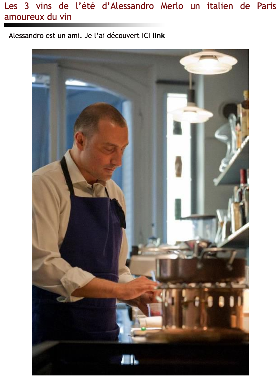 Le chef Alessandro Auriola dans sa cuisine. Vêtu d'un tablier bleu, il cuisine sur les fourneaux.