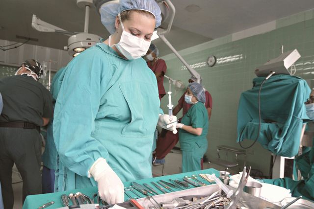 Operatrici sanitarie durante un intervento