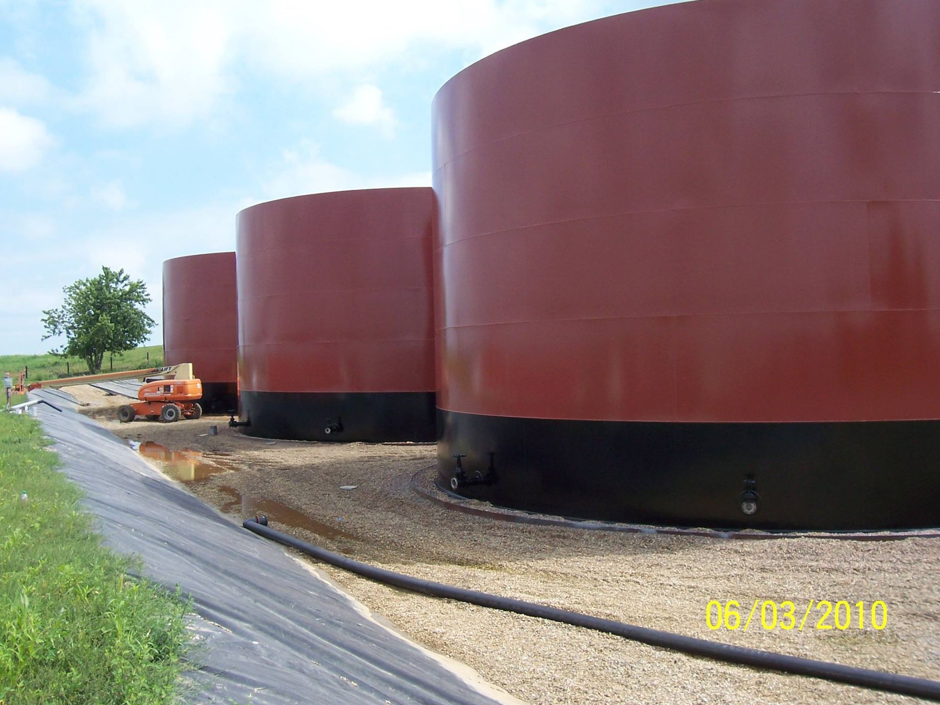 tank painting red