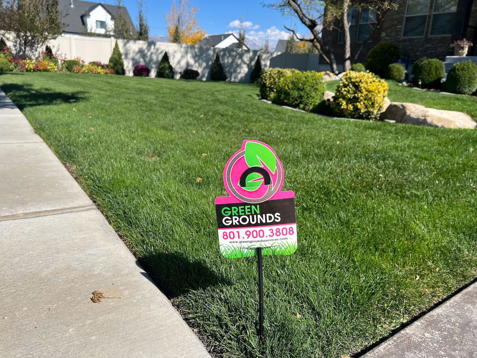 A lawn with a sign in the middle of it that says `` green grounds ''.