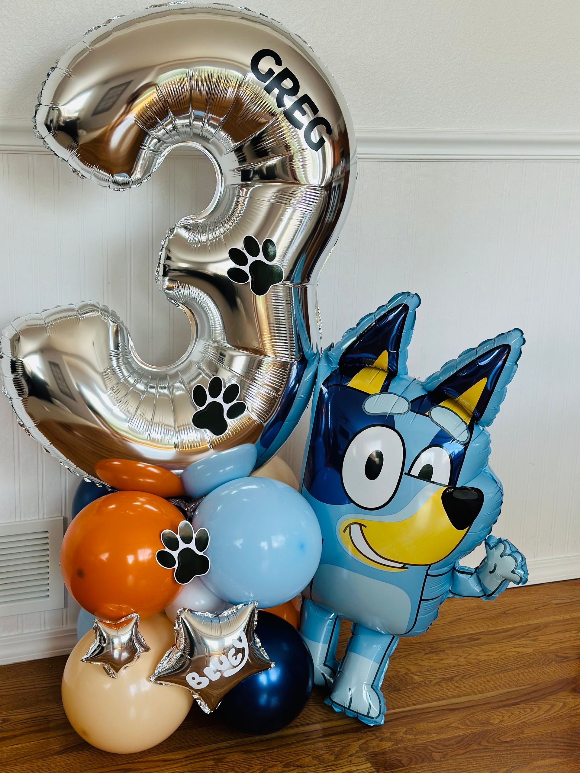 Bluey balloon bouquet with a silver