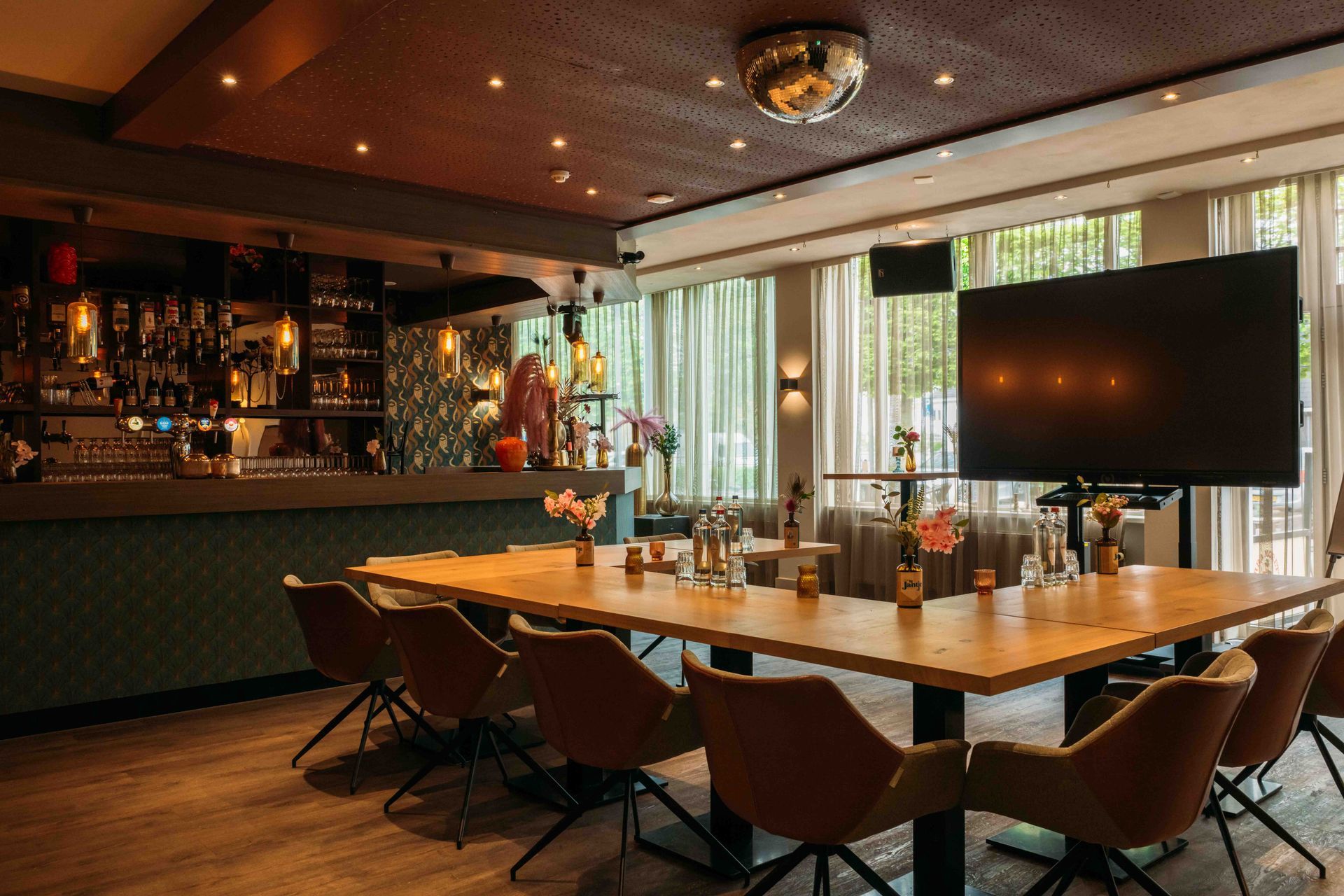 Een hotelkamer met twee bedden en een schilderij aan de muur.