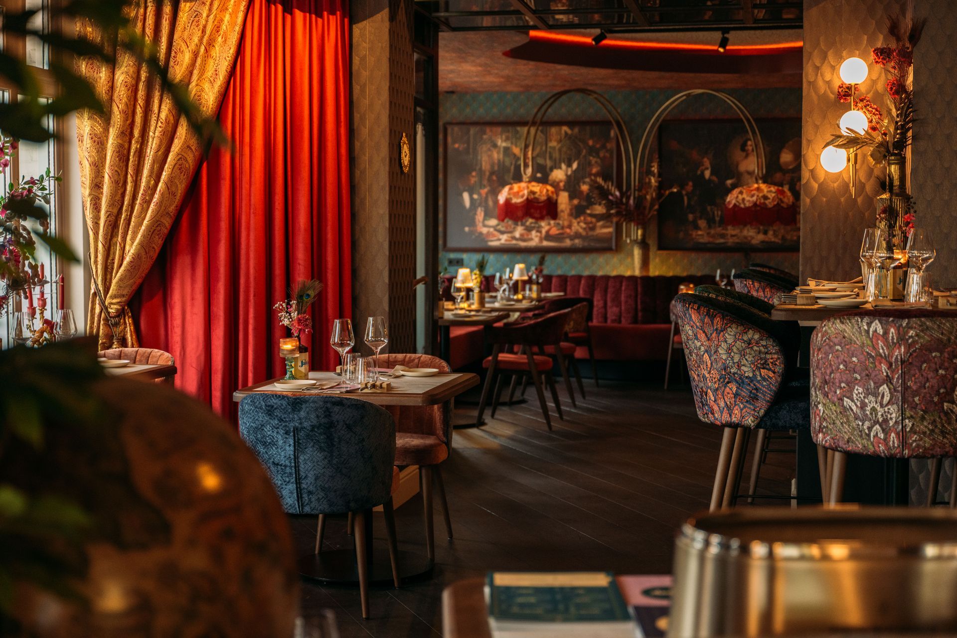 Een hotelkamer met twee bedden en een schilderij aan de muur.