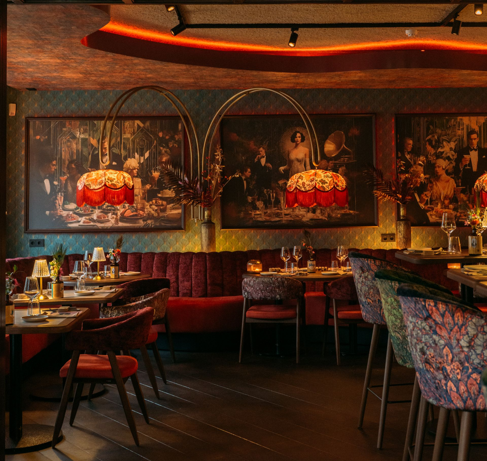 Een hotelkamer met twee bedden en een schilderij aan de muur.
