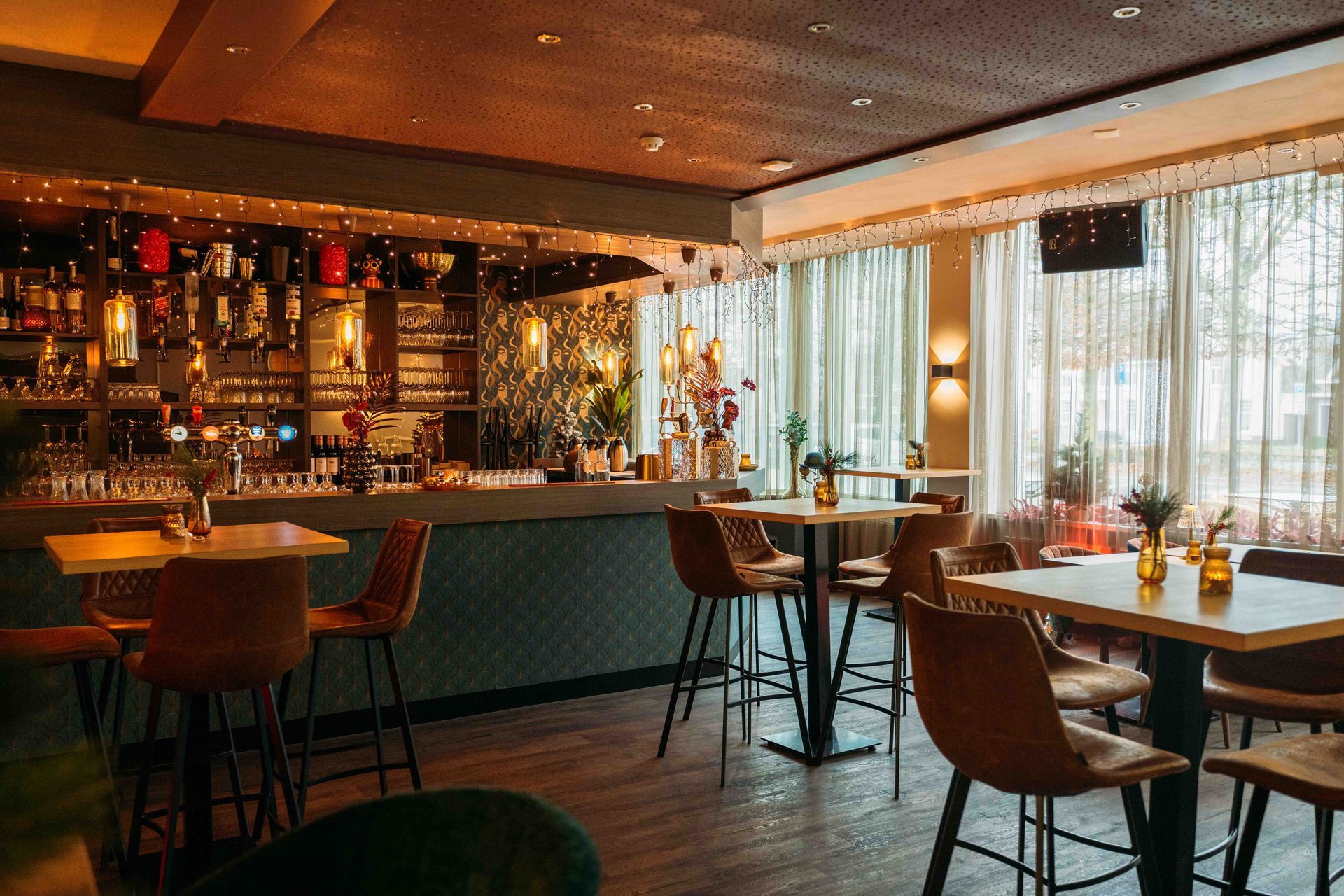 Donkere bar met verlichte toonbank en planken.