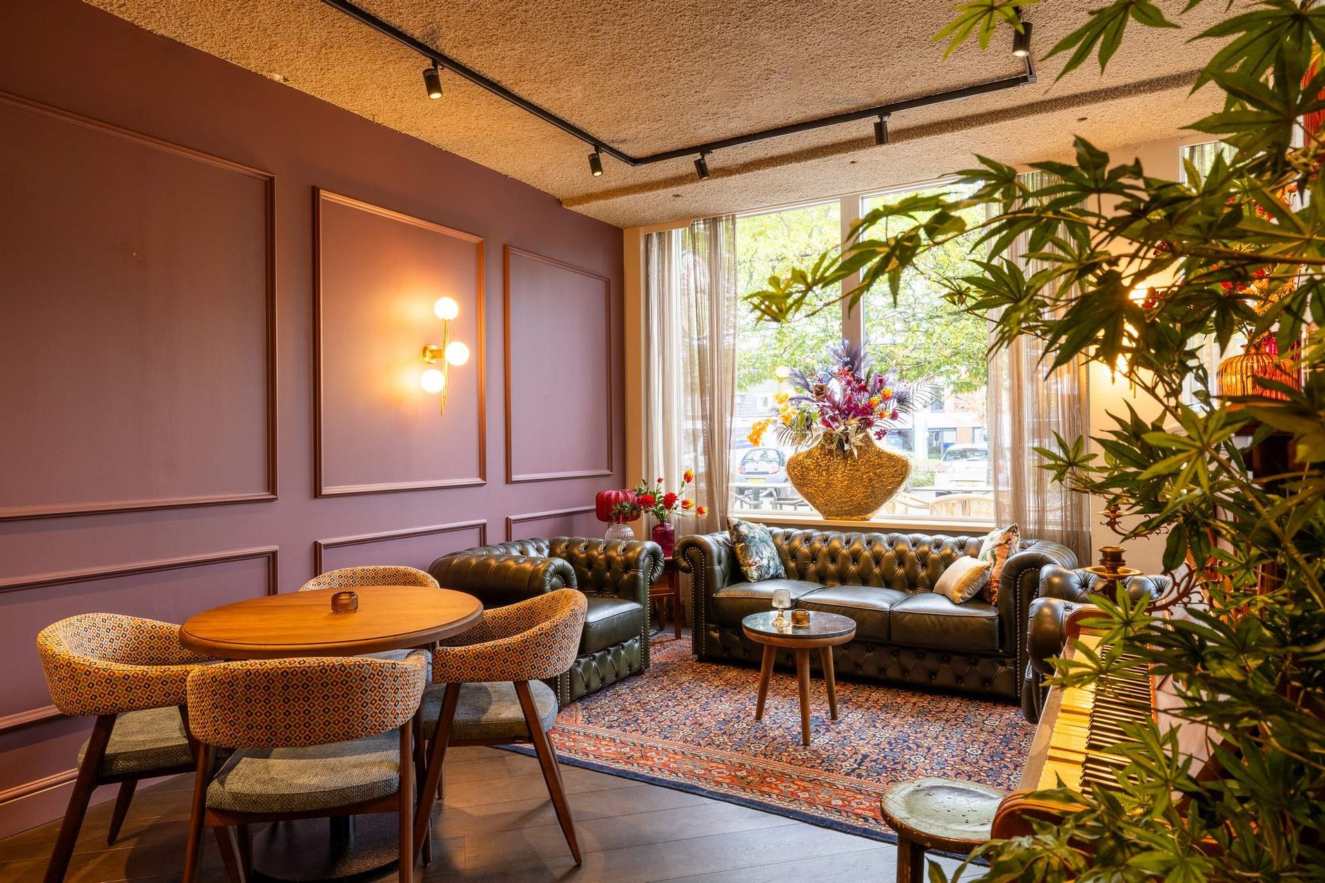 Een hotelkamer met twee bedden en een schilderij aan de muur.
