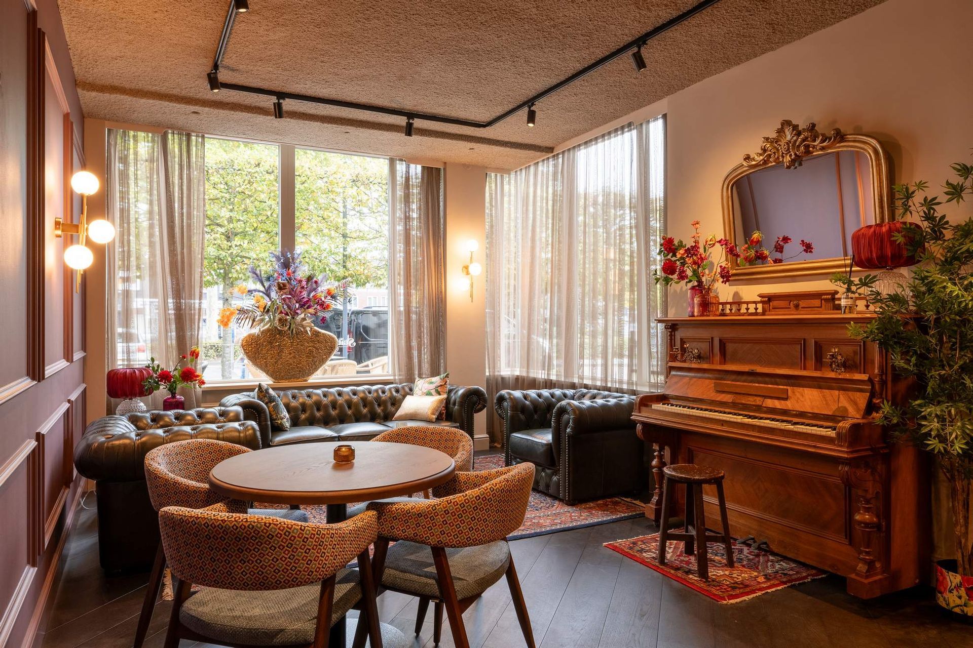 Een hotelkamer met twee bedden en een schilderij aan de muur.