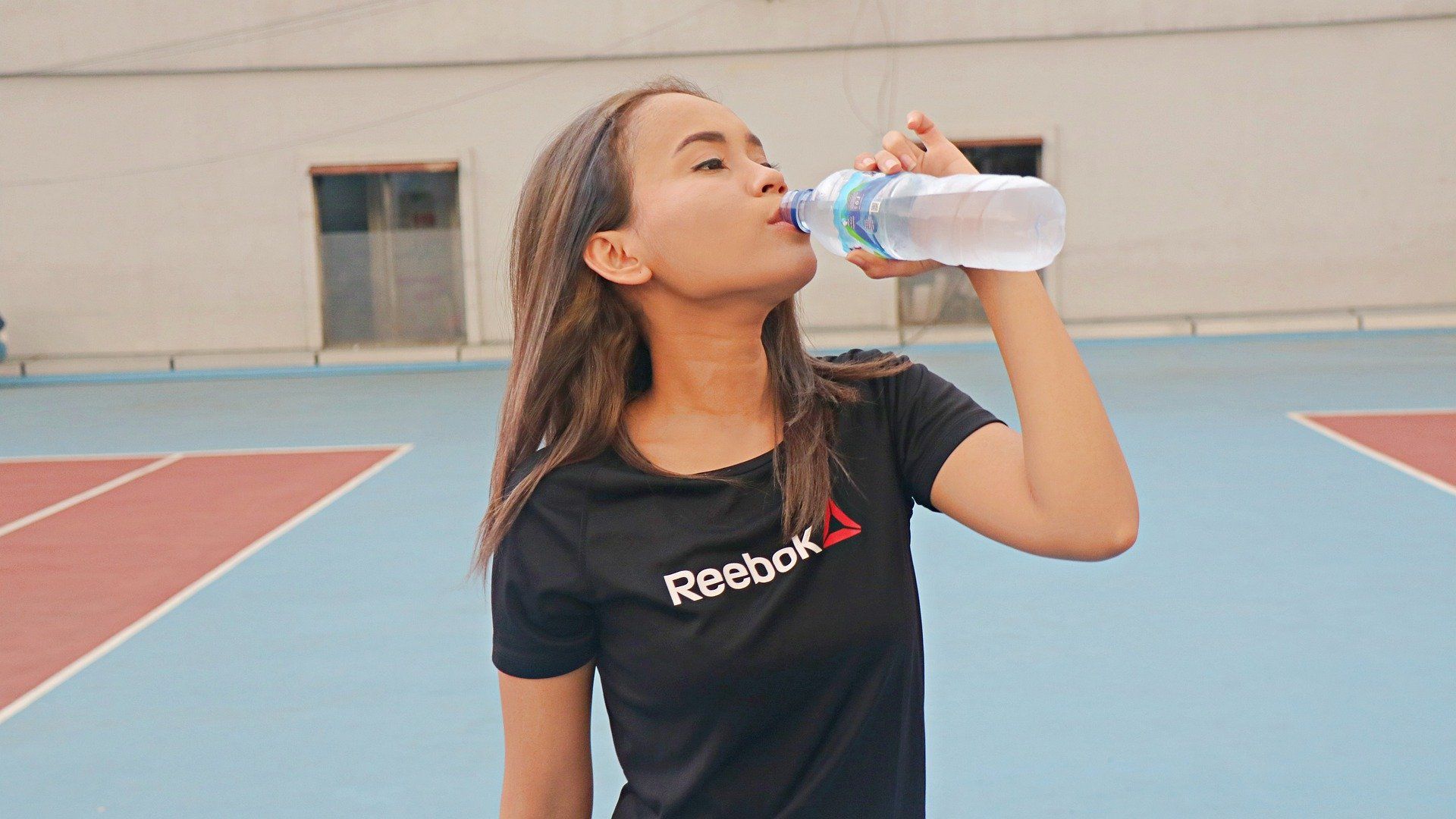 Wassertrinken Sport trinken Wasser Frau Training Sommer