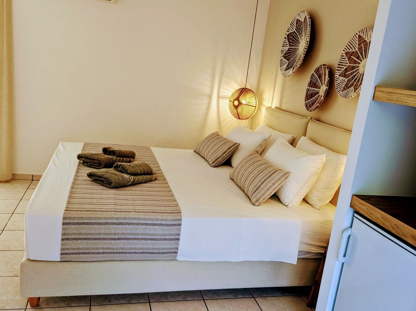A bedroom with a king size bed and a shelf.