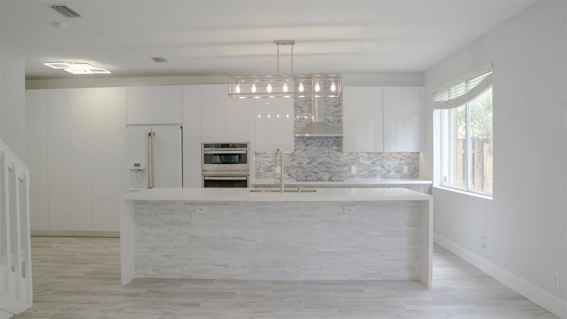 there is a large island in the middle of the kitchen .