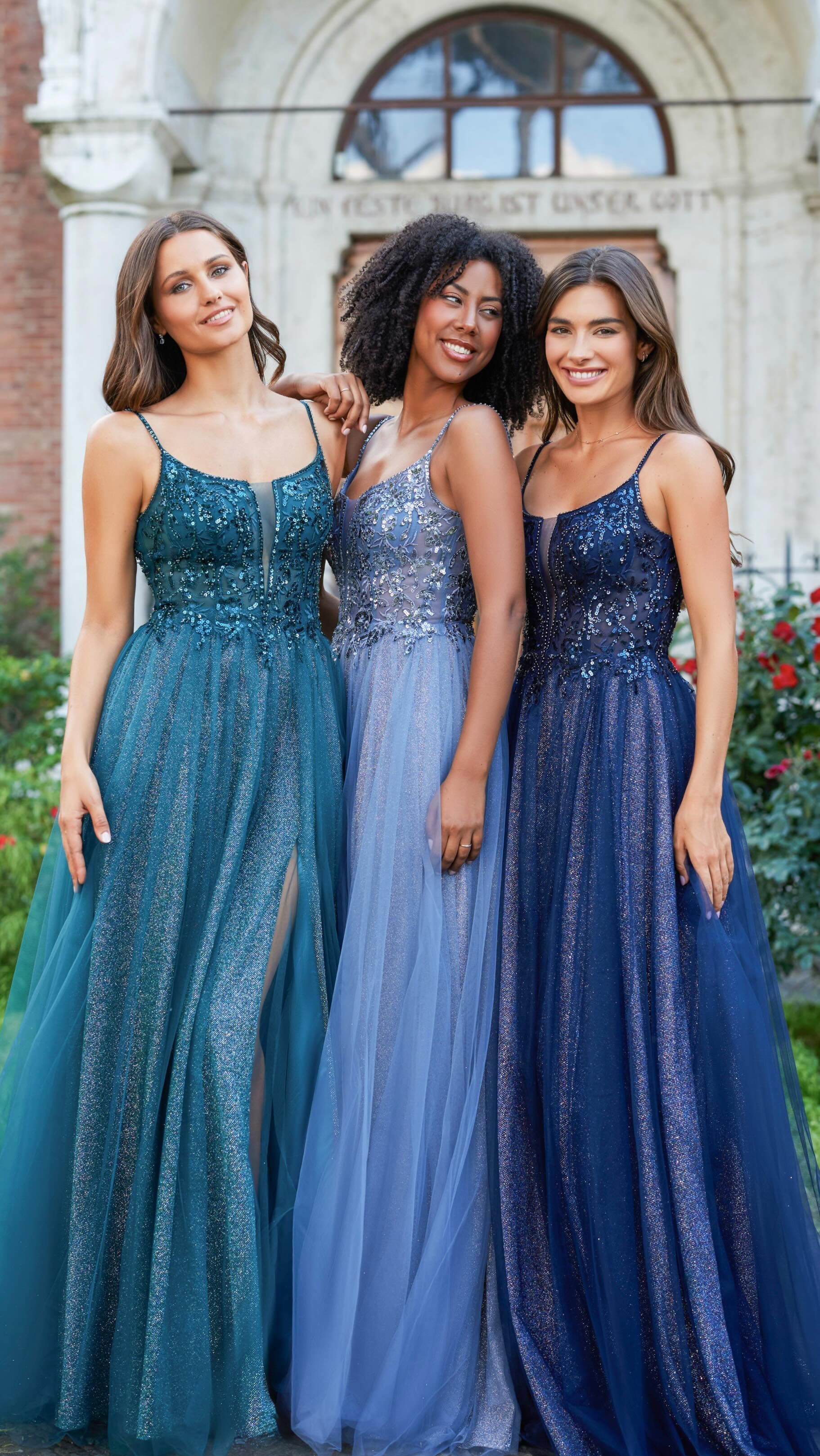 abiti in toni diversi di azzurro