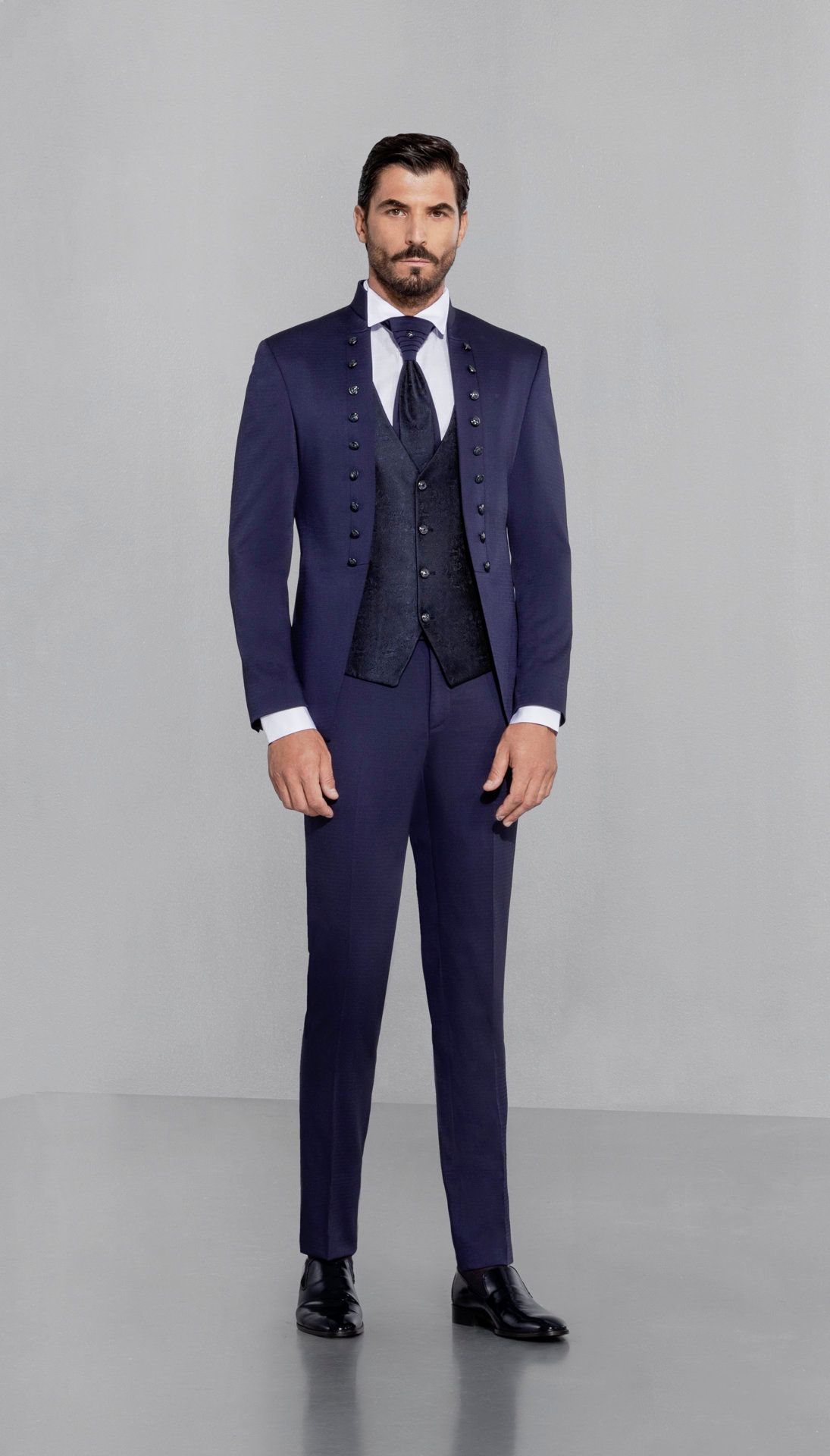 Impero, completo uomo blu con gilet nero