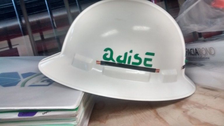 Casco con logo ala ancha
