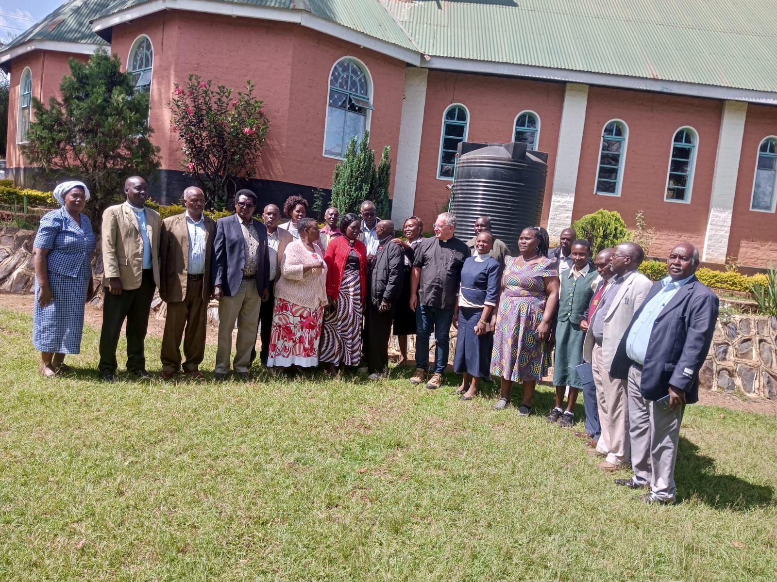 A group of people are posing for a picture in front of a church.