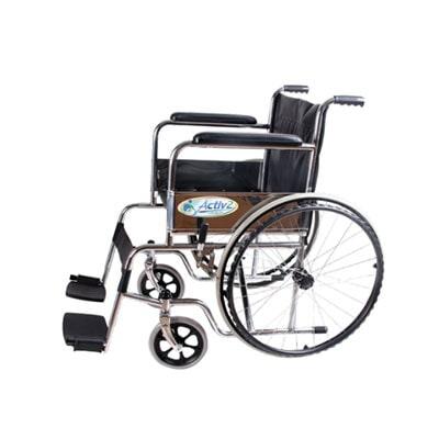 Una silla de ruedas con un inodoro adjunto sobre un fondo blanco.