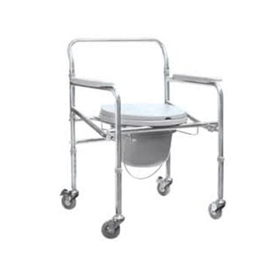 Una silla cómoda de acero inoxidable con ruedas sobre fondo blanco.