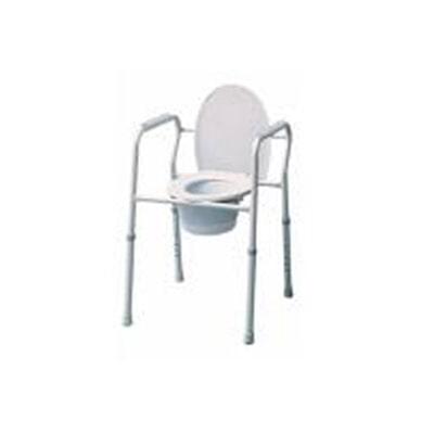 Una silla cómoda con un inodoro adjunto sobre un fondo blanco.